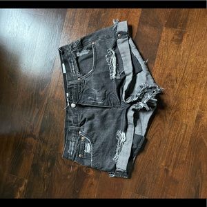 Super cute black shorts!